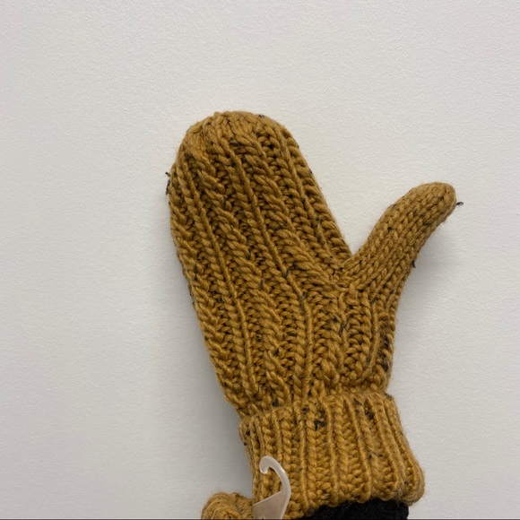 ✨NEW✨ COZY BROWN / BEIGE FLEECE GLOVES - Picture 3 of 7